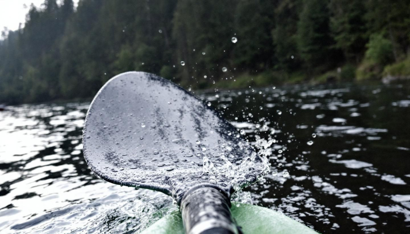 Maximiser la performance en kayak : choix et entretien de pagaies